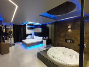索罗卡巴Prestige Motel 3的中间设有带浴缸的大浴室