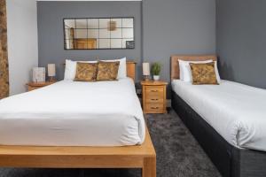 卡马森波尔斯黑德酒店的一间卧室配有两张床和镜子