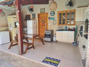 陶巴特Rancho da Malu的厨房配有桌子和冰箱