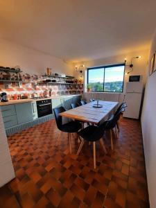 贝拉克La maison du bord的一个带木桌和椅子的大厨房