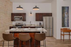 尼纳Luxury Downtown Flat的厨房配有椅子和冰箱。