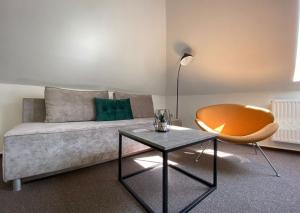 赫拉德茨 - 克拉洛韦Casa的客厅配有沙发、椅子和桌子