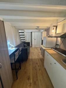 卢顿Duplex Studio 3 minute drive from Luton airport的一间设有厨房和客厅的客房