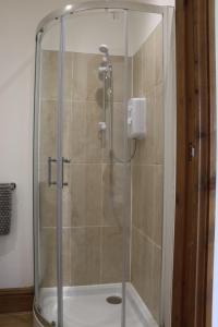 DilhorneMalthouse Farm Cottage Studio的浴室里设有玻璃门淋浴