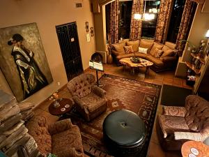 塞多纳卡萨塞多纳酒店的客厅享有高空美景,配有家具