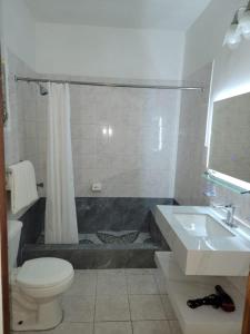 尼格瑞尔Merrils Beach Resort II的一间带水槽、卫生间和淋浴的浴室