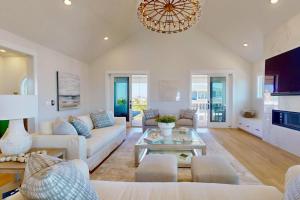 来特斯维比奇Oceans 12的客厅配有白色家具和吊灯。