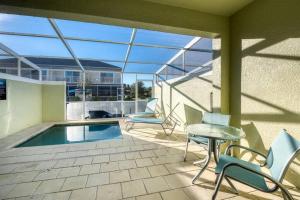奥兰多Super cozy home with private pool的一个带桌椅的庭院和一个游泳池