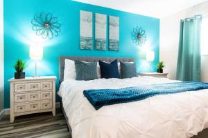 圣地亚哥NorthPark-Professionals-Restaurants-King-Park-WiFi的一间卧室配有一张带蓝色墙壁的大床