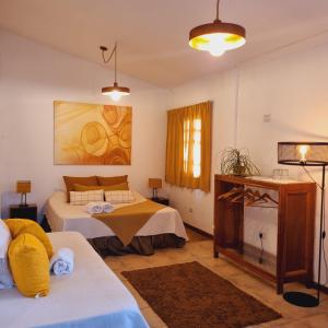 萨尔塔波萨达普拉杜酒店的一间设有两张床和电视的房间