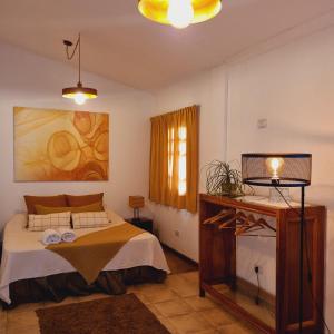 萨尔塔波萨达普拉杜酒店的一间卧室设有一张床和一个窗口