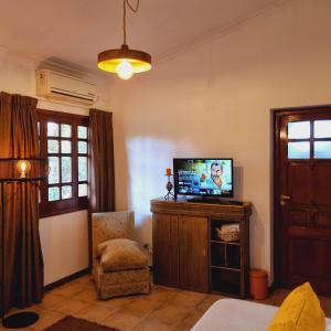 萨尔塔波萨达普拉杜酒店的客厅配有电视和椅子