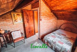 圣托梅-达斯莱特拉斯Ecovalle São Thomé的卧室配有一张床和一张桌子