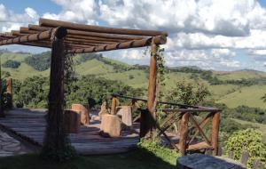 圣托梅-达斯莱特拉斯Ecovalle São Thomé的山景木制甲板