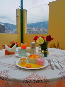 基多La Rosario的一张桌子上放着一盘食物和鲜花