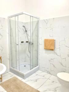 Pedra BadejoVila de Santiago Apartment的带淋浴的浴室,拥有白色的大理石墙壁