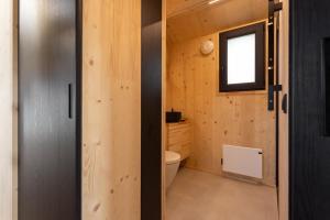 韦斯特卡佩勒Hello Zeeland - Zeeuwse Liefde Tiny House 7的一间带卫生间和窗户的浴室