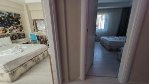 安塔利亚Antalya Dream Hotel的一间卧室设有两张床,一扇门通往房间