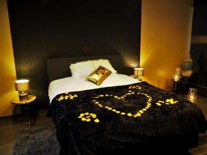 沙勒罗瓦Symbiose hotel的花朵制成的床