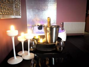 沙勒罗瓦Symbiose hotel的一张桌子,上面有桶和一瓶葡萄酒