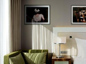 巴黎巴黎普尔曼中心 - 贝西的一间酒店房间,配有椅子和一张女人的照片