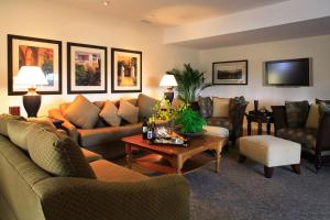 圣巴巴拉西海滩海滨宾馆的带沙发、椅子和桌子的客厅