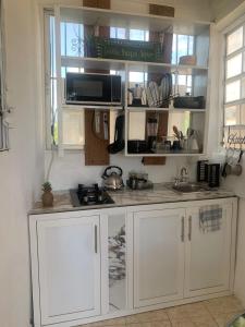 Monte AdentroDescansa y viaja bleseed house的厨房配有白色橱柜和水槽