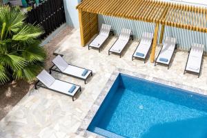 Kas di Biñanan with Lovely Cooling Pool内部或周边的泳池