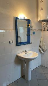 波格拉德茨Bitro House的一间带水槽和镜子的浴室