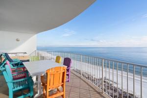 奥兰治比奇Turquoise Place By Liquid Life的一个带桌椅的海景阳台