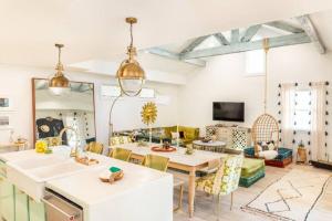 亚特兰大Penthouse Lux的厨房以及带桌椅的起居室。