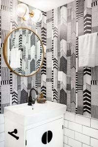 亚特兰大Penthouse Lux的一间带水槽和镜子的浴室