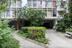 里约热内卢2BR QUIET, STYLISH, GREAT LOCATION的一座建筑,拥有一座种满树木和灌木的庭院