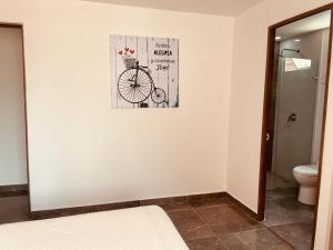 伊塔圭Chic Duplex Loft的浴室墙上挂着自行车的照片