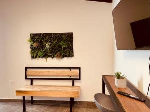 伊塔圭Chic Duplex Loft的墙上有桌子和植物的房间