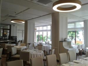 Las Rocas Playa Hotel餐厅或其他用餐的地方