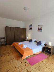 斯拉诺Apartments with a parking space Slano, Dubrovnik - 8540的一间卧室设有一张大床,铺有木地板