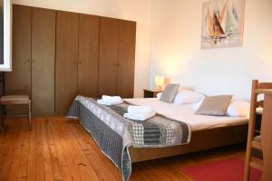 斯拉诺Apartments with a parking space Slano, Dubrovnik - 8540的一间卧室配有一张床,铺有木地板