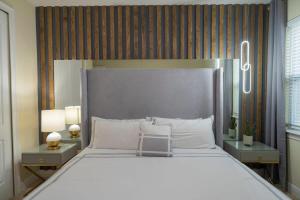 奥兰多Stunning Luxury 9BR Encore Villa by Disney的一间卧室配有一张大床和大床头板