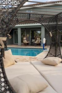 奥兰多Stunning Luxury 9BR Encore Villa by Disney的游泳池旁的椅子的景色