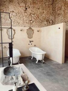 伊萨马尔Vista a la pirámide/ Piscina privada / Centro的带浴缸和卫生间的浴室。