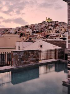 埃尔莫波利斯Argini Syros的从一座城市建筑的屋顶上欣赏美景