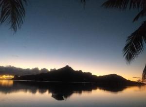 Te-Fare-AriiPoemanahere island的享有湖泊和山脉的景色