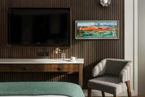 布兰察斯镇都柏林皇冠假日酒店布兰查的客厅配有电视、椅子和书桌