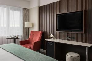 布兰察斯镇都柏林皇冠假日酒店布兰查的酒店客房带电视和红椅