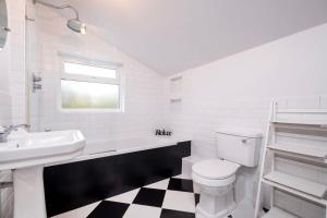 伦敦Lovely 2BR house in Norwood Junction London的白色的浴室设有卫生间和水槽。