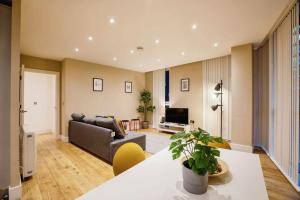 伦敦Modern 2BR London Flat Style and Comfort Combined的带沙发和电视的客厅