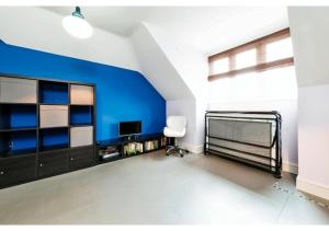 珀利Chic Croydon 2BR Flat - Free Parking的一间设有蓝色墙壁、一张床和椅子的房间