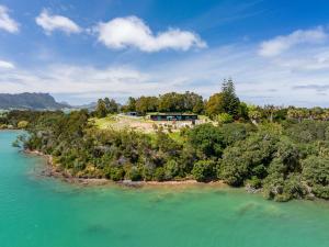 旺阿雷Nook Bay House的水面上岛上房屋的空中景观