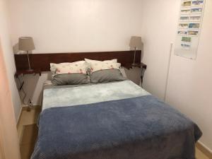 辛特拉Apartamento 1 Penedo的一张带两个枕头和蓝色毯子的床